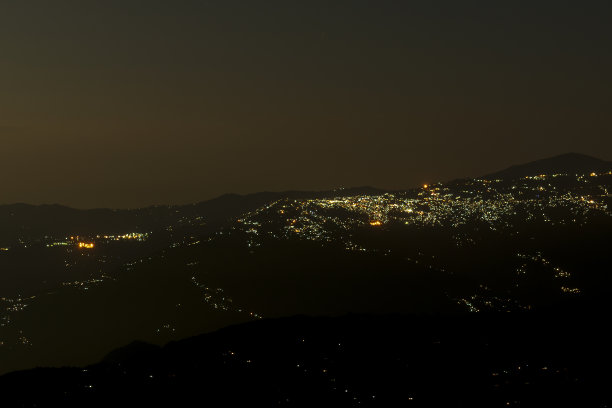 印度西孟加拉邦大吉岭夜景，喜马拉雅山脉东部图片下载
