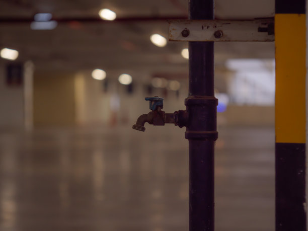 停车场的水龙头图片下载