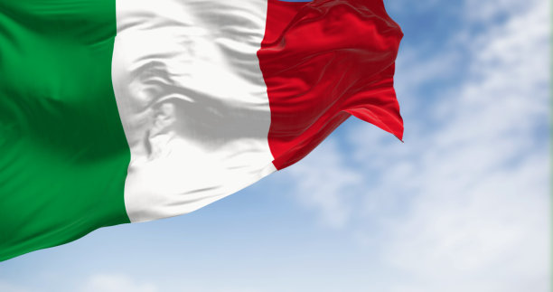 在一个晴朗的日子里，意大利国旗在风中飘扬图片下载