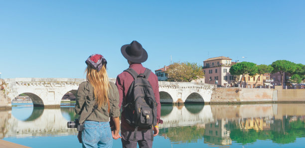 年轻夫妇探索城市-男孩和女孩旅行-人们手牵着手-游客玩得开心和拍照图片下载