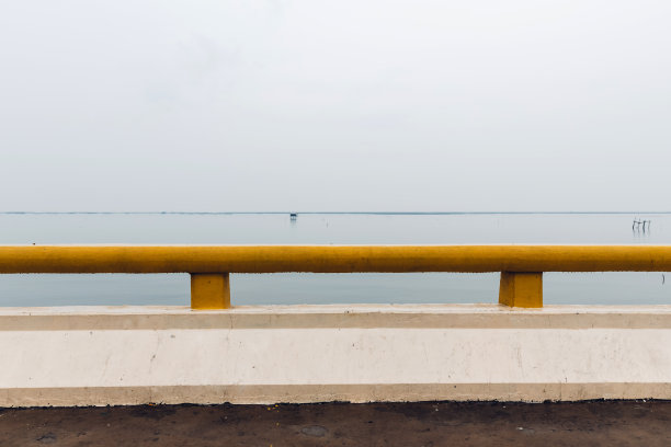 道旁的护栏、障碍物与云和山。从高速公路围栏开始的直线。背景图片，高速公路围栏图片下载