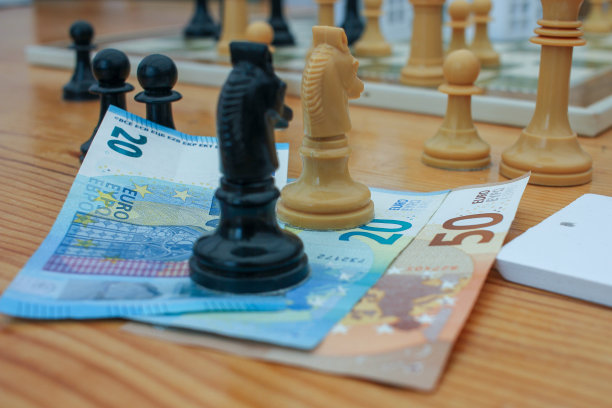 欧元纸币上的国际象棋棋子图片下载