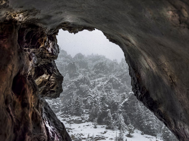 从洞穴窗口看雪，美妙的冬天质感图片下载