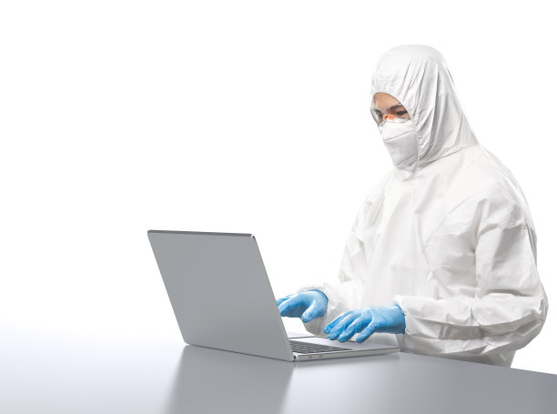 工人穿着医疗防护服或工作服工作，电脑笔记本隔离在白色背景上图片下载