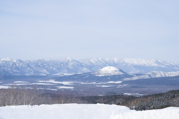 日本马舒湖雪山的冬季景观图片下载