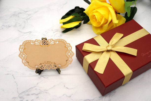 父亲节的黄玫瑰和礼物(大理石背景)图片下载