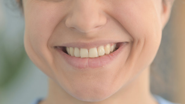 近距离的微笑女性嘴唇图片下载