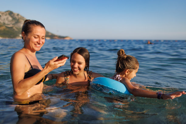 妈妈和两个女儿在海里游泳时自拍图片下载
