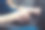 面目全非的男子双手打字，膝盖用笔记本电脑键盘。电子学习和在线学校，编程，编码应用程序图片下载