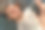 年轻的白人男子在家里用智能手机发消息，露出牙齿的微笑图片下载