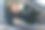 快乐的白人男子坐着，看着窗户，而有漫长的道路图片下载