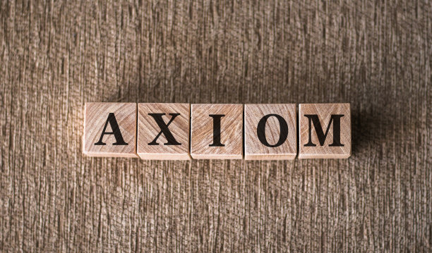 AXIOM字写在木块上的棕色背景。图片下载