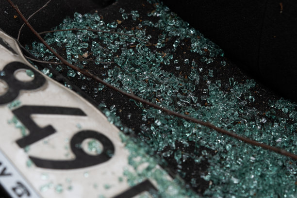 犯罪事件。汽车出租。汽车左侧车窗碎了。图片下载