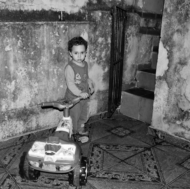 男孩-游戏-运动-房子-城市-黑人和白人图片下载