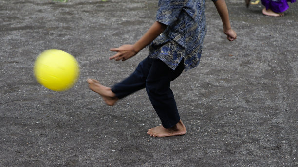 踢塑料球图片下载