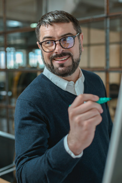 快乐的企业家在董事会上讨论商业想法和计划图片下载