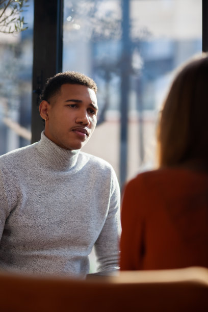 朋友们在餐厅聊天。在工作后或咖啡休息时间开会的商务同事。图片下载