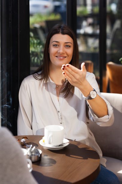 朋友们在餐厅里聊天，微笑着喝茶。商务同事在下班后或在咖啡休息时间开会。图片下载