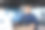 办公室里成功的亚洲商人的肖像，商业教练老师用专业麦克风录制音频播客，男人在工作场所微笑着看着相机图片下载