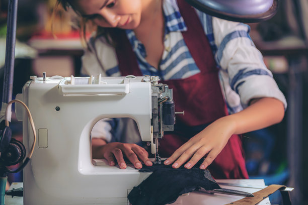皮带的缝制工艺。男人的手在缝衣服。皮革车间。图片下载