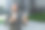 一名身穿西装、戴着耳机、拿着平板电脑的非洲裔青年站在外面图片下载