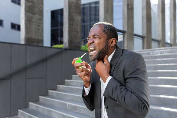 一位身穿西装的非洲裔美国老人站在办公中心外，清理喉咙疼痛和炎症图片下载