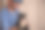 兽医在家中进行医疗检查时抱着一只猫，这是宠物保健的概念。图片下载