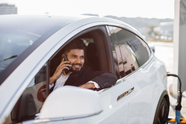 印度商人在车里打电话图片下载