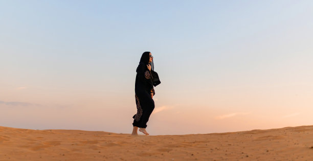 穿着阿拉伯黑色长裙的神秘美丽女子图片下载