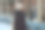 一个女孩的城市肖像。在寒冷的天气里，一名戴着白色帽子、毛皮大衣和太阳镜的时尚年轻女子在户外摆拍。图片下载