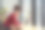 快乐的潮非裔美国少女学生与非洲发型使用笔记本电脑笑着坐在咖啡馆的桌子上。图片下载