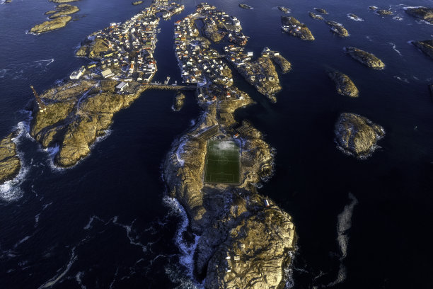 在挪威北部罗弗敦群岛的Hennigsvaer小渔村的Hennigsvaer体育场的冬季航拍。图片下载