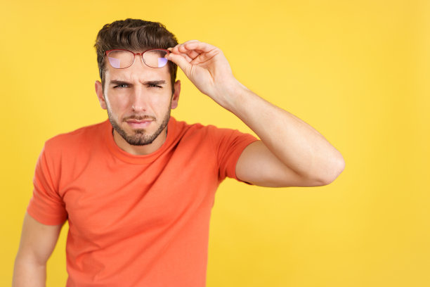 白人男子摘下眼镜看图片下载