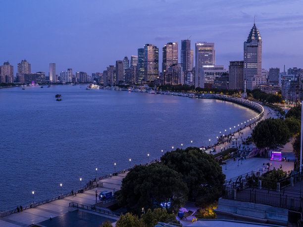 外滩滨江步道、光明大厦、BFC大厦、外滩金融中心大厦、上海城市风景摄影、黄浦江两岸建筑、人文。图片下载