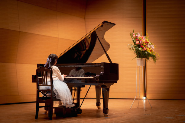 小女孩在音乐厅弹钢琴图片下载
