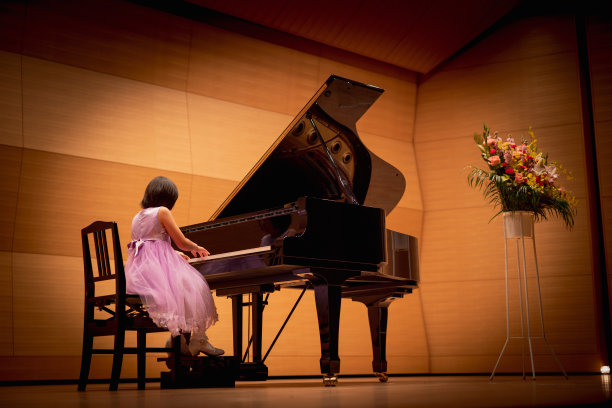 小女孩在音乐厅弹钢琴图片下载