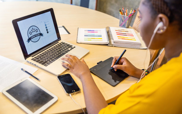近距离的创意自由职业者妇女手工平面设计铅笔项目。平面设计师在电脑上使用交互式钢笔显示器，数字绘图板和钢笔。图片下载