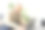 老人戴着眼镜和笔记本电脑连接在家里。图片下载