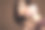 美丽的女孩与自然的妆容和粉红色的花束在棕色的背景。女性面部皮肤护理和水疗美容。时装模特肖像与春季郁金香图片下载