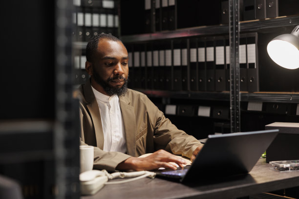 非裔美国人侦探使用笔记本电脑进行调查图片下载