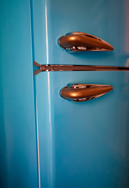 复古冰箱冷冻室站在厨房。图片下载