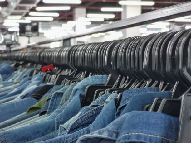 仓库中排衣架的特写图像。图片下载