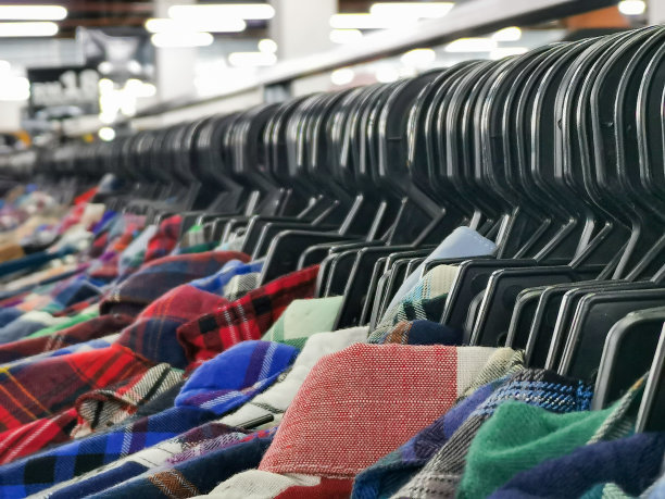 仓库中排衣架的特写图像。图片下载