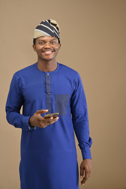 标题:来自非洲的男子微笑着看着镜头图片下载