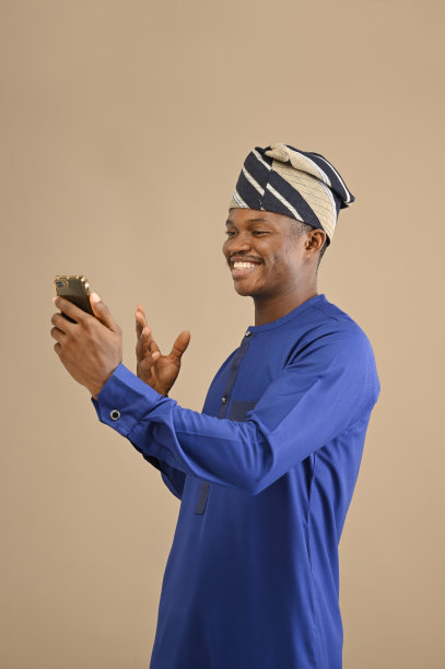 富有成功的非洲商人企业家站在室内一个孤立的背景下进行视频通话图片下载