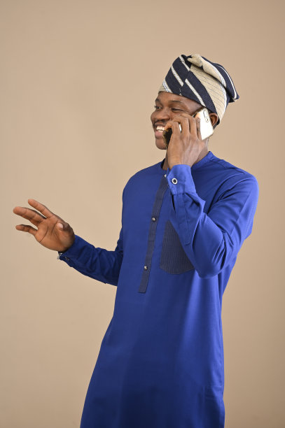 一名非洲男子正在打电话，他伸出右手以示示威图片下载