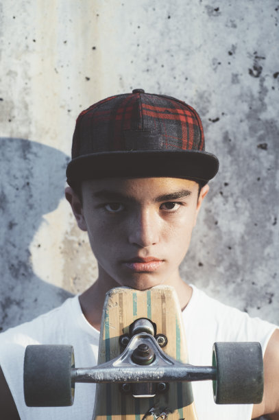 男孩滑冰摆着滑板。图片下载