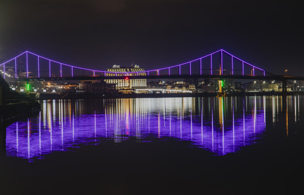 公园桥人行桥夜间照明图片下载