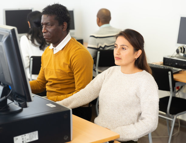 年轻的成年妇女在计算机班学习图片下载