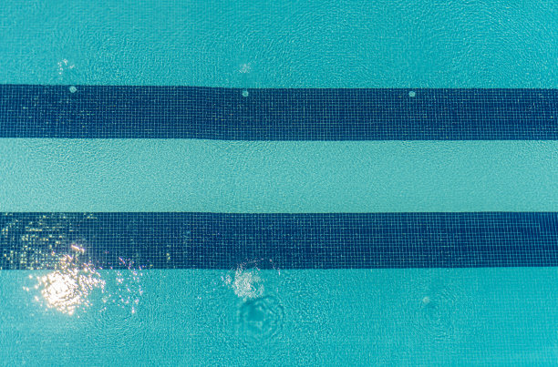 从上面看游泳池的背景图片下载